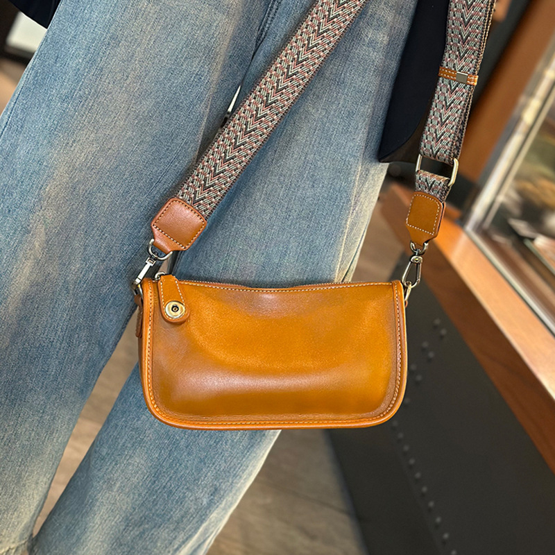 2026 nova ženska torbica od prave kože, ljetna, mekana teleća koža, mala kvadratna torba, minimalistički i elegantan dizajn uz široku naramenicu, crossbody torba