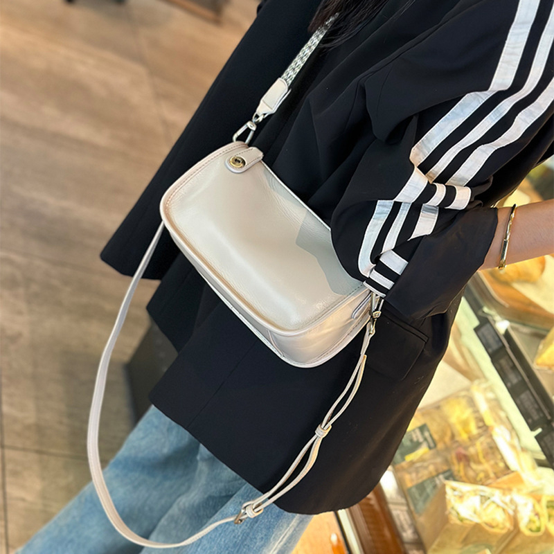 2026 nova ženska torbica od prave kože, ljetna, mekana teleća koža, mala kvadratna torba, minimalistički i elegantan dizajn uz široku naramenicu, crossbody torba
