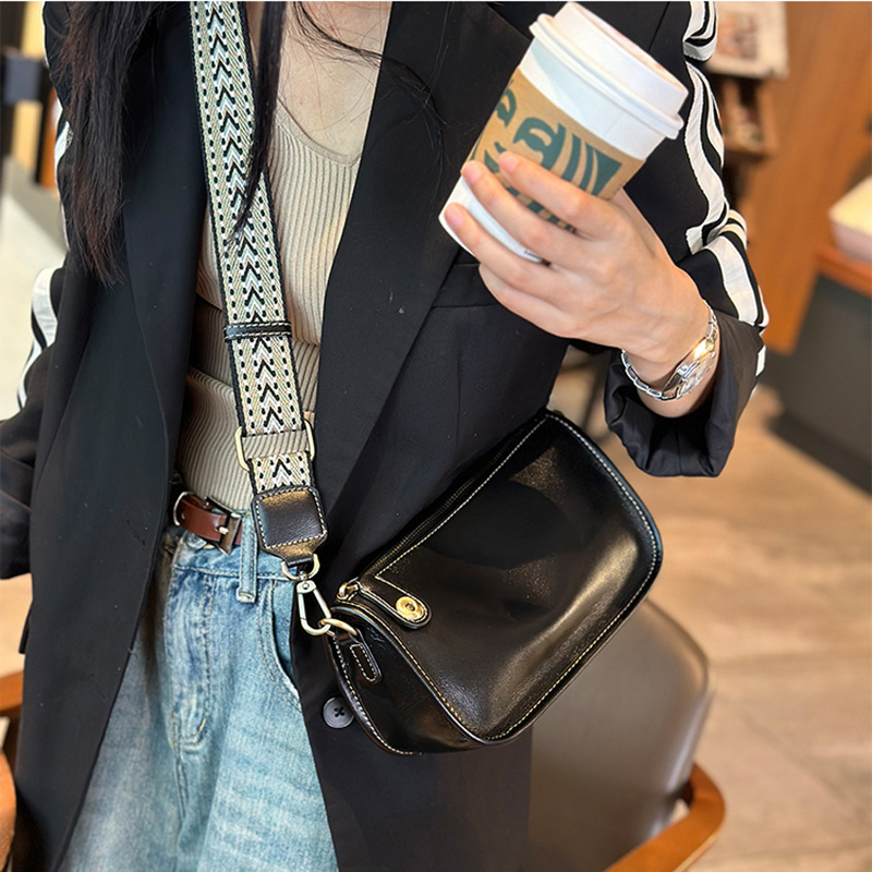 2026 nova ženska torbica od prave kože, ljetna, mekana teleća koža, mala kvadratna torba, minimalistički i elegantan dizajn uz široku naramenicu, crossbody torba