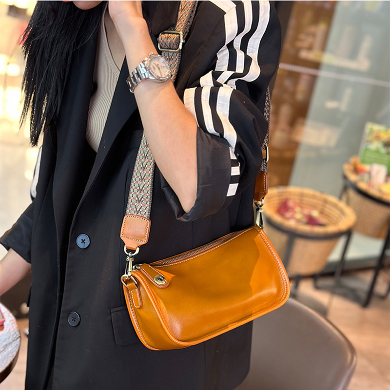 2026 nova ženska torbica od prave kože, ljetna, mekana teleća koža, mala kvadratna torba, minimalistički i elegantan dizajn uz široku naramenicu, crossbody torba