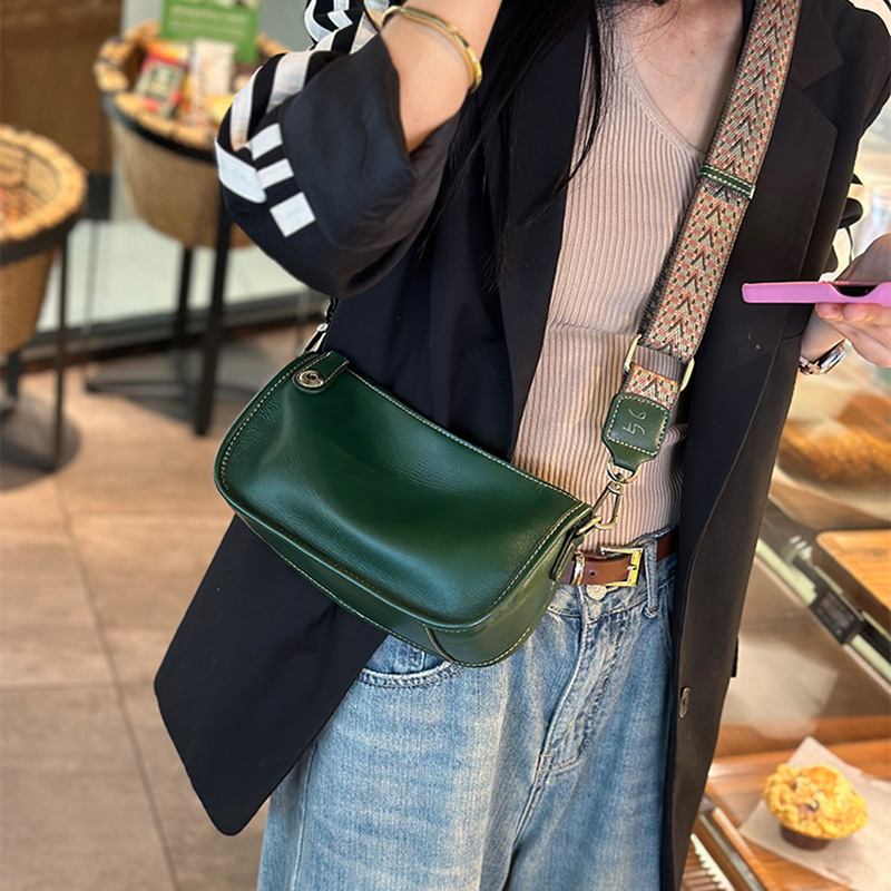 2026 nova ženska torbica od prave kože, ljetna, mekana teleća koža, mala kvadratna torba, minimalistički i elegantan dizajn uz široku naramenicu, crossbody torba