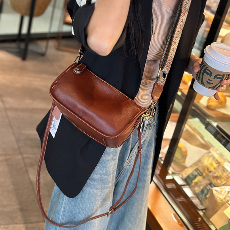 2026 nova ženska torbica od prave kože, ljetna, mekana teleća koža, mala kvadratna torba, minimalistički i elegantan dizajn uz široku naramenicu, crossbody torba