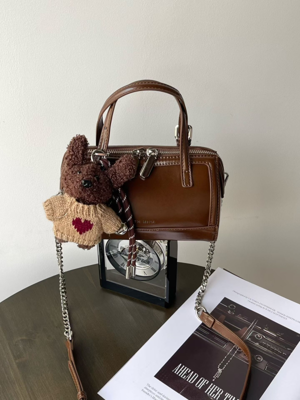 Visoko kvalitetna cilindrična torbica Boston stila, mala kružna torbica s lancem, dizajn nadahnut jastukom, svestrana za rameno i crossbody nošenje