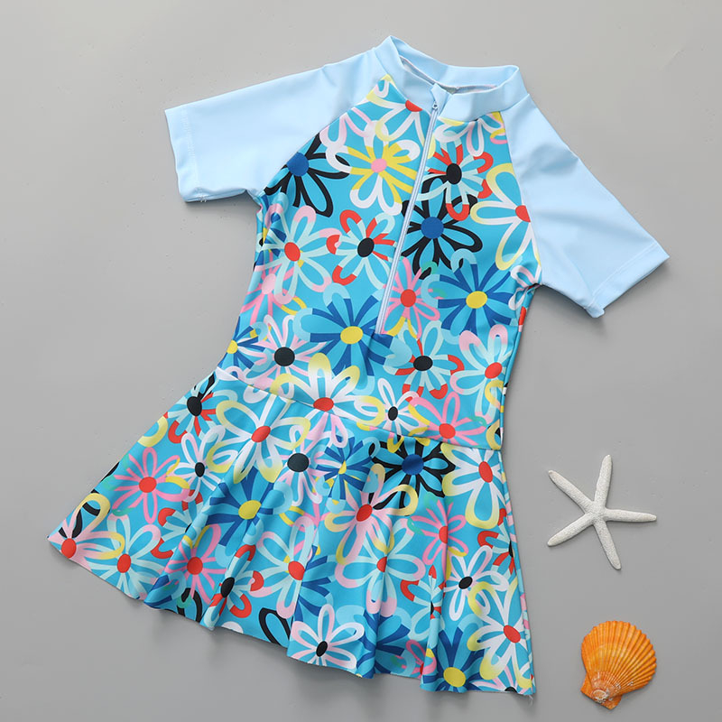 Costum de baie întreg pentru fete cu fustă, stil sport, uscare rapidă