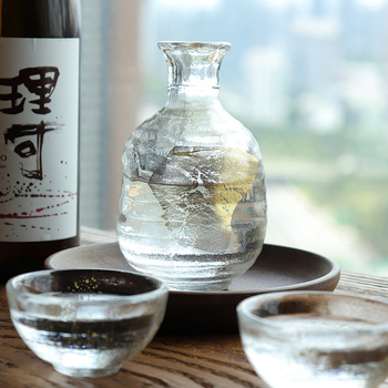 Set japonez de saké din sticlă fără plumb, cu decantor, cești de saké și pahare cu foiță de aur