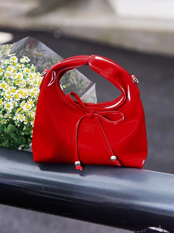 Ženska teksturirana crossbody torbica, mala, za dnevnu upotrebu, ljeto 2025