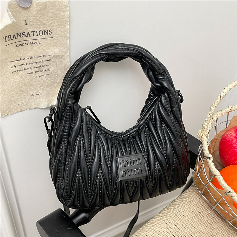 Ženska torbica u obliku polumjeseca s plisiranom površinom, lagani luksuz, novi model 2026, dijamantnim šavovima uzorak, ramena i crossbody
