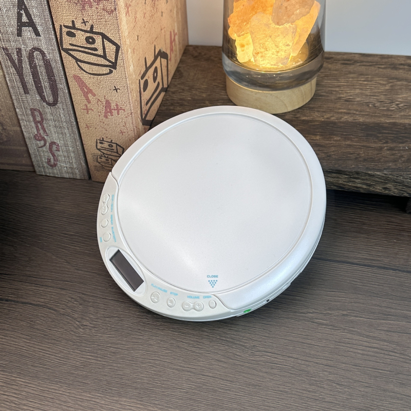 Портативен Bluetooth CD плеър със антишокова защита за слушане на CD и повторение при изучаване на английски
