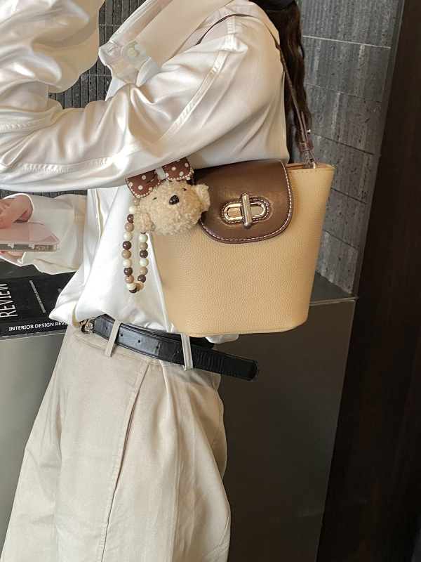 Retro torba-kofa s privjeskom medvjedić za žene, mala PU kožna crossbody torba, stil Miu, proljeće 2026