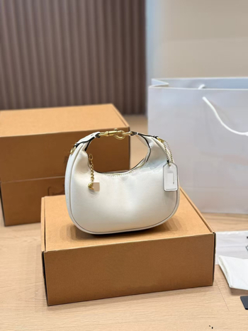Mini torbica od prave kože u obliku polumjeseca, vintage stil, za rameni ili crossbody nošenje, svakodnevna elegancija