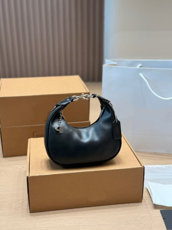 Mini torbica od prave kože u obliku polumjeseca, vintage stil, za rameni ili crossbody nošenje, svakodnevna elegancija