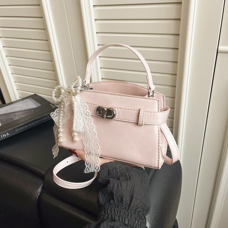 Ženska Kelly torbica s nišnim dizajnom, lagani luksuz, novi model 2026, visoka kvaliteta, pogodna za rame ili crossbody.