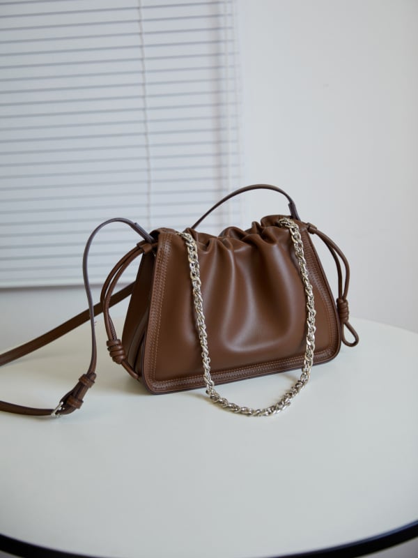 Ženska torbica s lancem ispod pazuha, kožna crossbody visoke klase s plijesom u obliku oblaka, horizontalni kvadratni oblik, srednja veličina, zatvaranje šnuralom, unutarnja džep sa zipom, kožna podstava