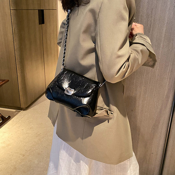 Damska nišna torba s lancem preko ramena, crossbody, plisirana, ljeto 2026
