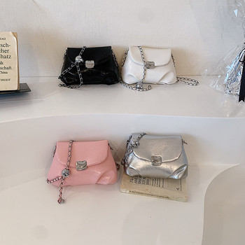 Damska nišna torba s lancem preko ramena, crossbody, plisirana, ljeto 2026