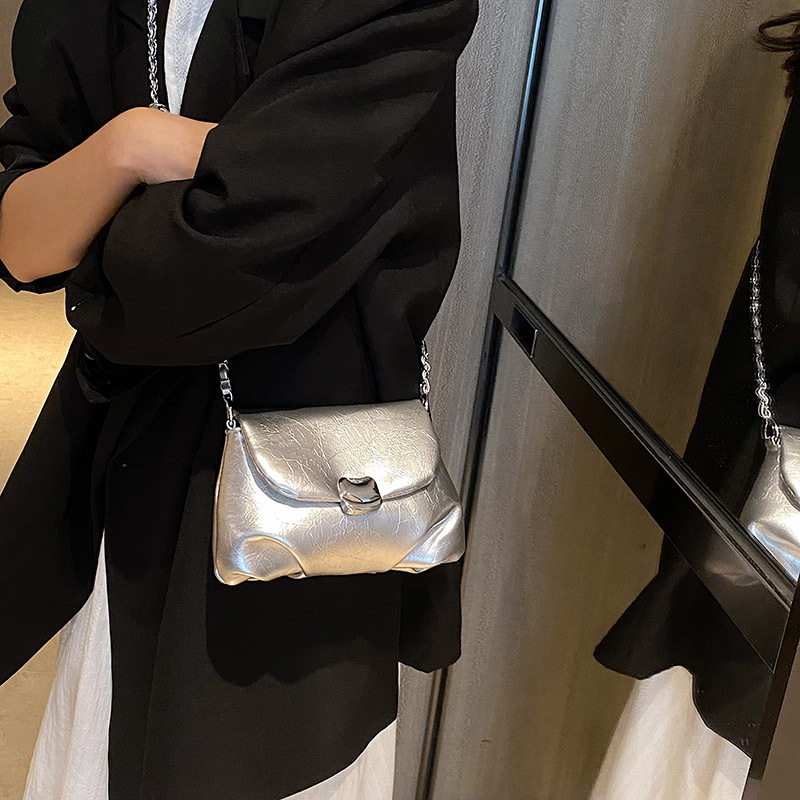Damska nišna torba s lancem preko ramena, crossbody, plisirana, ljeto 2026