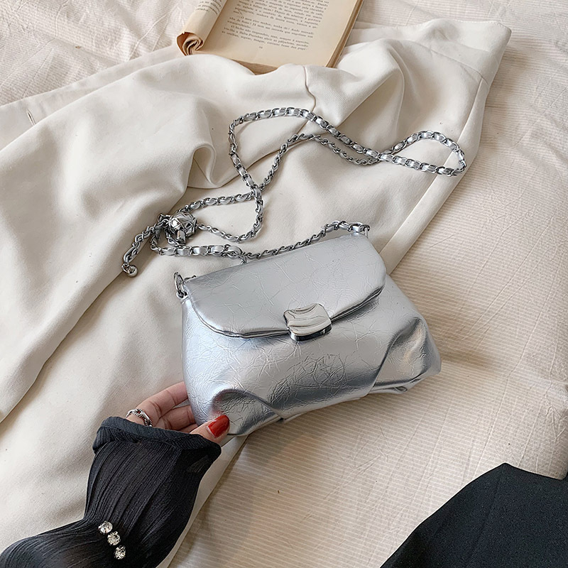 Damska nišna torba s lancem preko ramena, crossbody, plisirana, ljeto 2026