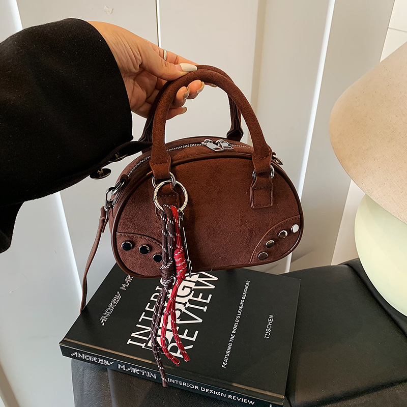 2025 nova ženska torba za jesen-zimu, visoke kvalitete, korejskog dizajna boutique, s ukrasnim čavlima, za nošenje preko ramena i crossbody