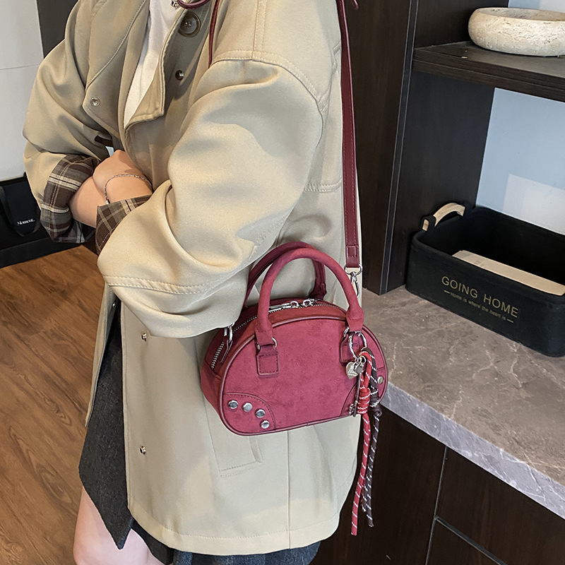 2025 nova ženska torba za jesen-zimu, visoke kvalitete, korejskog dizajna boutique, s ukrasnim čavlima, za nošenje preko ramena i crossbody