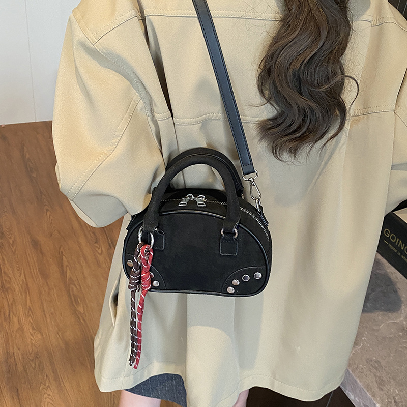 2025 nova ženska torba za jesen-zimu, visoke kvalitete, korejskog dizajna boutique, s ukrasnim čavlima, za nošenje preko ramena i crossbody