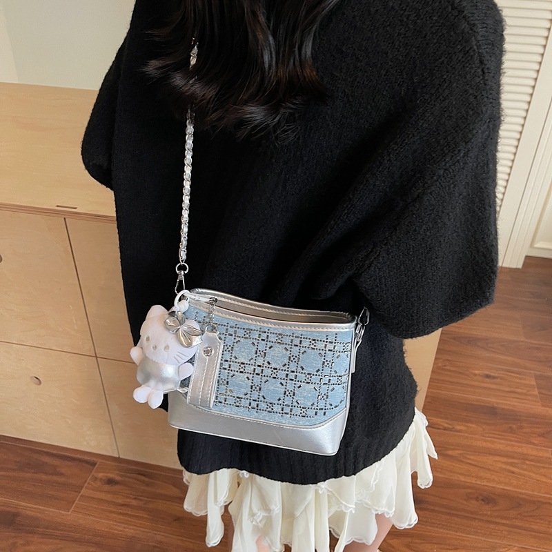 Ženska ljetna crossbody torba s kristalima i lancem, plava denim boja, školjkasti oblik, mala torba za nošenje preko ramena