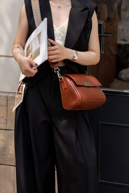 Első réteg marhabőr női válltáska, vintage stílusú crossbody, 2024-es új modell, valódi bőr