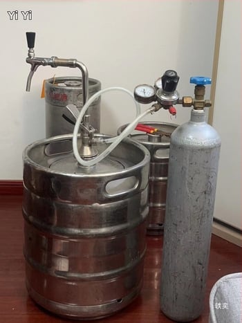 Zariadenie na výdaj remeselného piva na vonku, malé CO2 fľaša, sud na pivo, dvojfunkčný ventil proti peneniu