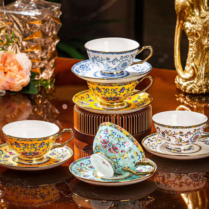Set cești de cafea din porțelan albastru‑alb, ceramică în stil european, finisaj emailat, model floral, lux discret