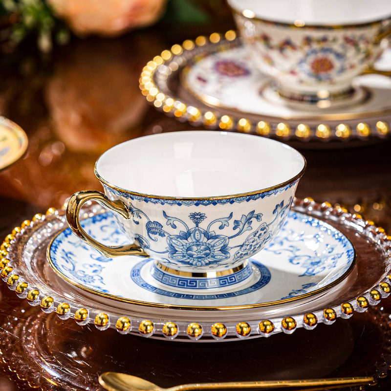 Set cești de cafea din porțelan albastru‑alb, ceramică în stil european, finisaj emailat, model floral, lux discret