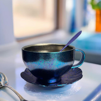 Set cești de cafea din titan pur, finisaj Aurora colorat și linguriță fluture – 3 piese