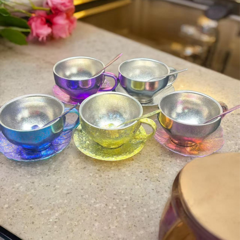 Set cești de cafea din titan pur, finisaj Aurora colorat și linguriță fluture – 3 piese