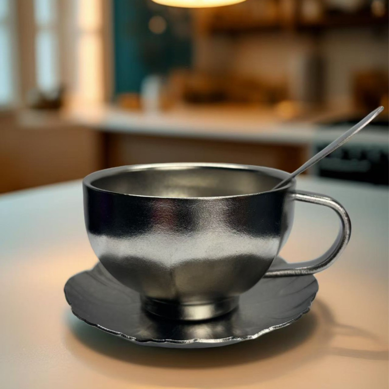 Set cești de cafea din titan pur, finisaj Aurora colorat și linguriță fluture – 3 piese