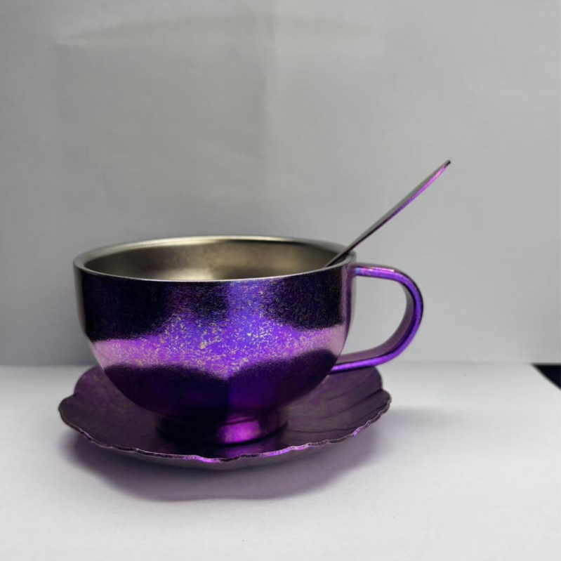 Set cești de cafea din titan pur, finisaj Aurora colorat și linguriță fluture – 3 piese