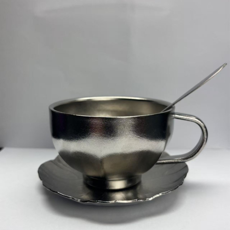 Set cești de cafea din titan pur, finisaj Aurora colorat și linguriță fluture – 3 piese