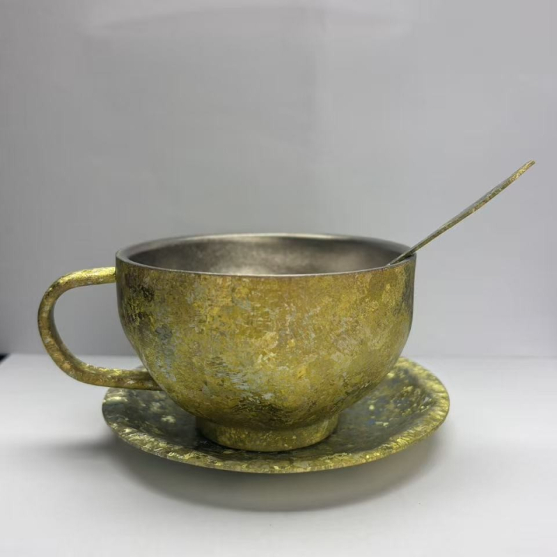 Set cești de cafea din titan pur, finisaj Aurora colorat și linguriță fluture – 3 piese