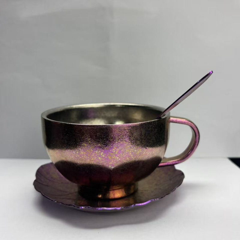 Set cești de cafea din titan pur, finisaj Aurora colorat și linguriță fluture – 3 piese