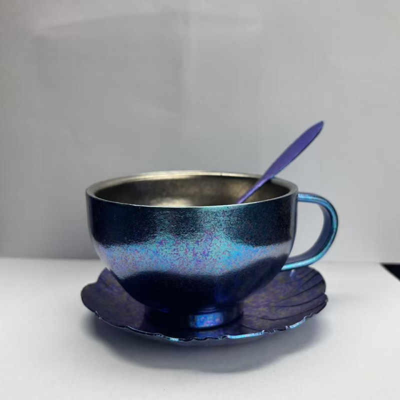 Set cești de cafea din titan pur, finisaj Aurora colorat și linguriță fluture – 3 piese