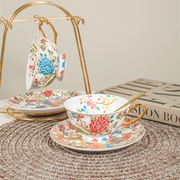 Set cafea cu ceașcă și farfurioară brodate în stil național, cu lingură, porțelan osos, elegant serviciu de ceai de după-amiază britanic.