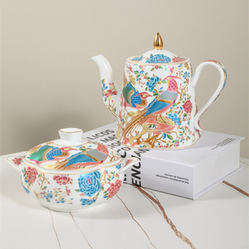 Set cafea cu ceașcă și farfurioară brodate în stil național, cu lingură, porțelan osos, elegant serviciu de ceai de după-amiază britanic.