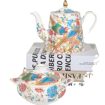 Set cafea cu ceașcă și farfurioară brodate în stil național, cu lingură, porțelan osos, elegant serviciu de ceai de după-amiază britanic.