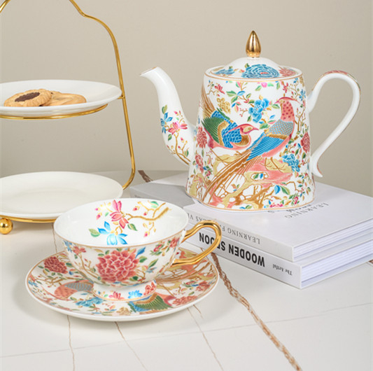 Set cafea cu ceașcă și farfurioară brodate în stil național, cu lingură, porțelan osos, elegant serviciu de ceai de după-amiază britanic.