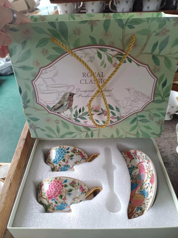 Set cafea cu ceașcă și farfurioară brodate în stil național, cu lingură, porțelan osos, elegant serviciu de ceai de după-amiază britanic.