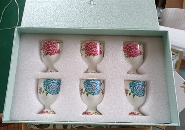 Set cafea cu ceașcă și farfurioară brodate în stil național, cu lingură, porțelan osos, elegant serviciu de ceai de după-amiază britanic.