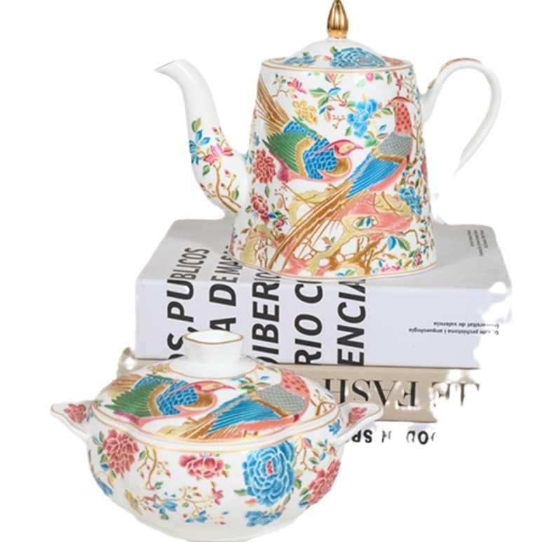 Set cafea cu ceașcă și farfurioară brodate în stil național, cu lingură, porțelan osos, elegant serviciu de ceai de după-amiază britanic.