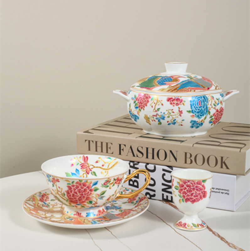 Set cafea cu ceașcă și farfurioară brodate în stil național, cu lingură, porțelan osos, elegant serviciu de ceai de după-amiază britanic.