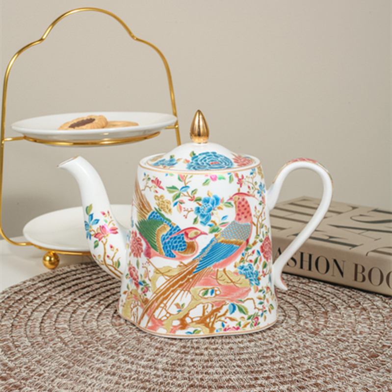 Set cafea cu ceașcă și farfurioară brodate în stil național, cu lingură, porțelan osos, elegant serviciu de ceai de după-amiază britanic.