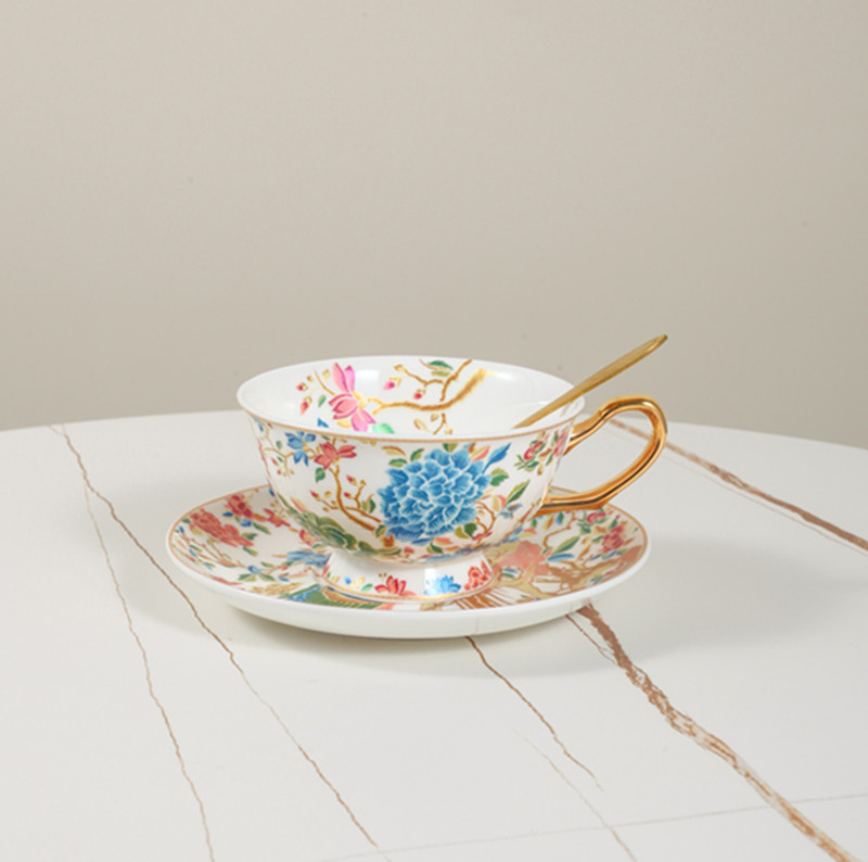 Set cafea cu ceașcă și farfurioară brodate în stil național, cu lingură, porțelan osos, elegant serviciu de ceai de după-amiază britanic.