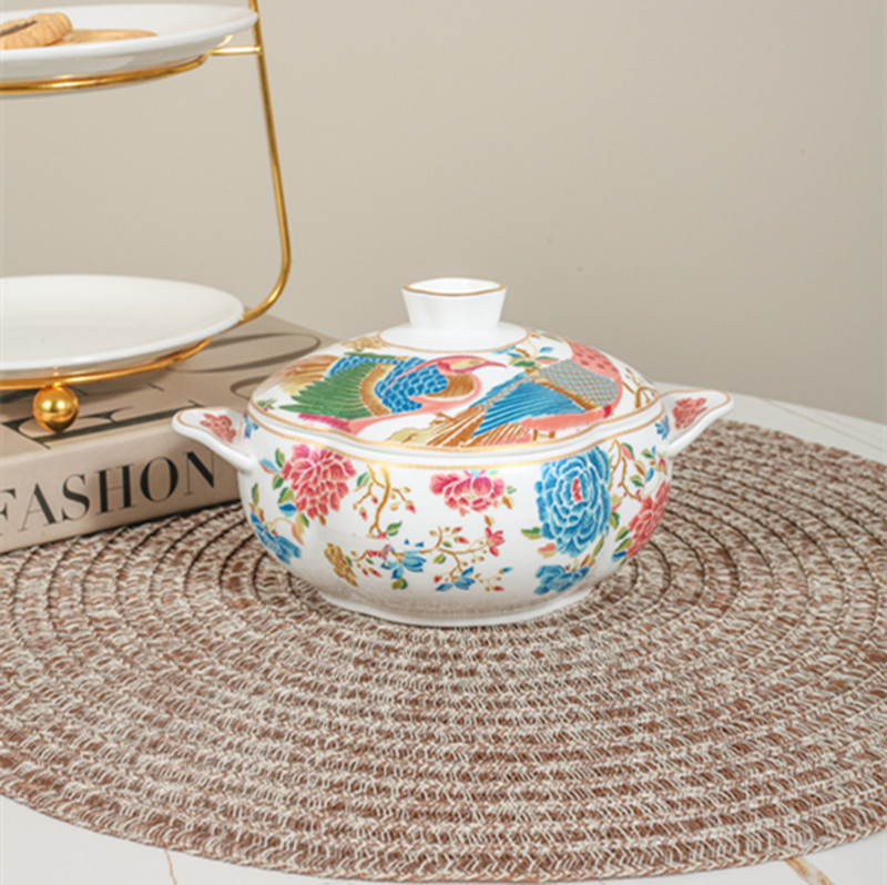Set cafea cu ceașcă și farfurioară brodate în stil național, cu lingură, porțelan osos, elegant serviciu de ceai de după-amiază britanic.