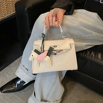 Visokokvalitetna ženska Kelly torba, 2026 novi model, tekstura kamena, torba za ramena ili crossbody, moderan i svestran stil