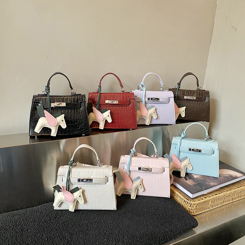 Visokokvalitetna ženska Kelly torba, 2026 novi model, tekstura kamena, torba za ramena ili crossbody, moderan i svestran stil